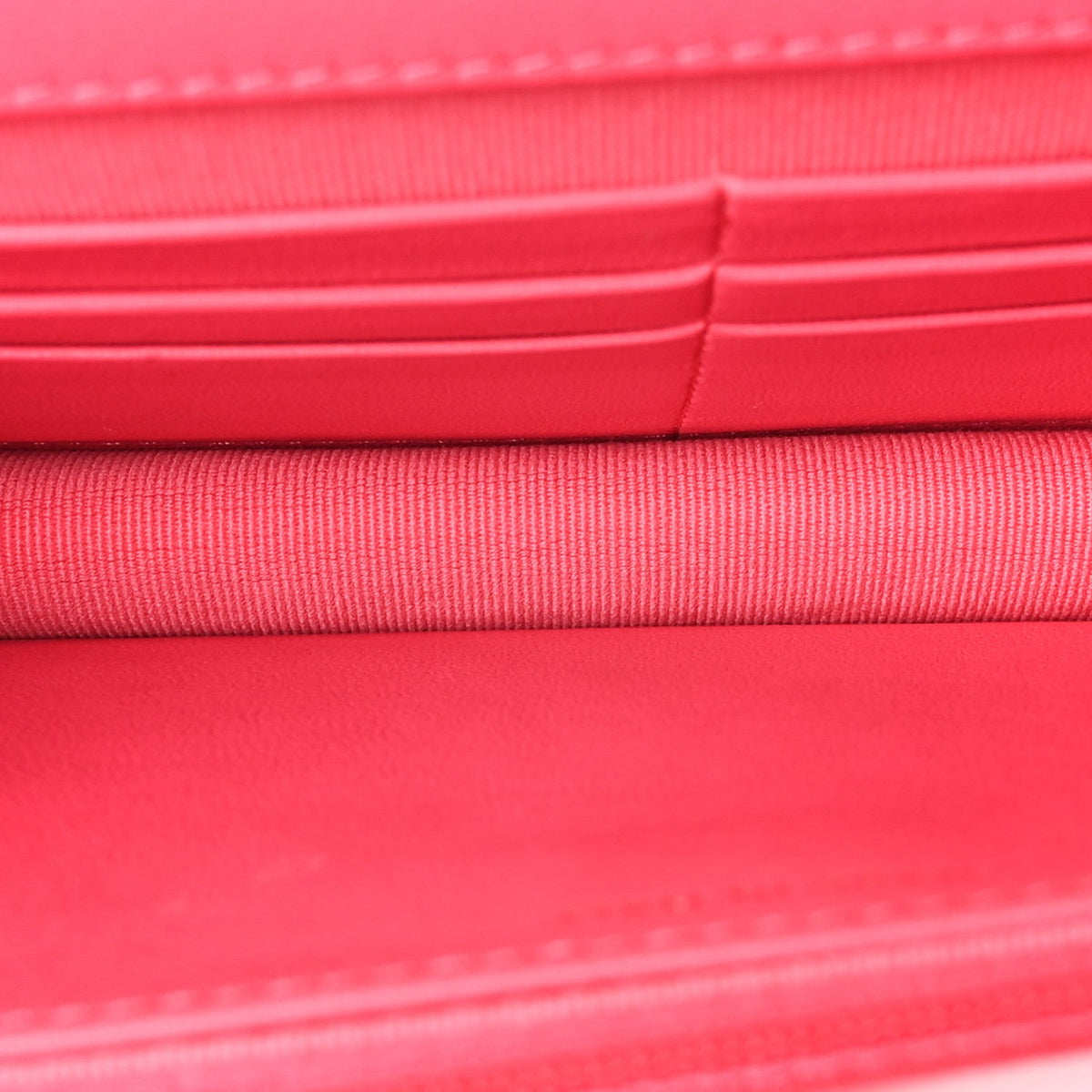 Caviar Quilted Sweetheart Wallet On Chain WOC Fuchsia wholesalehk.shop