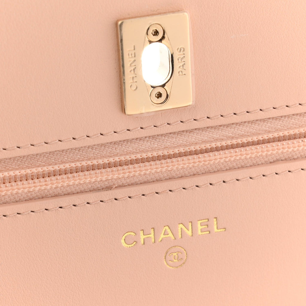 Caviar Quilted CC Turnlock Wallet On Chain WOC Beige wholesalehk.shop