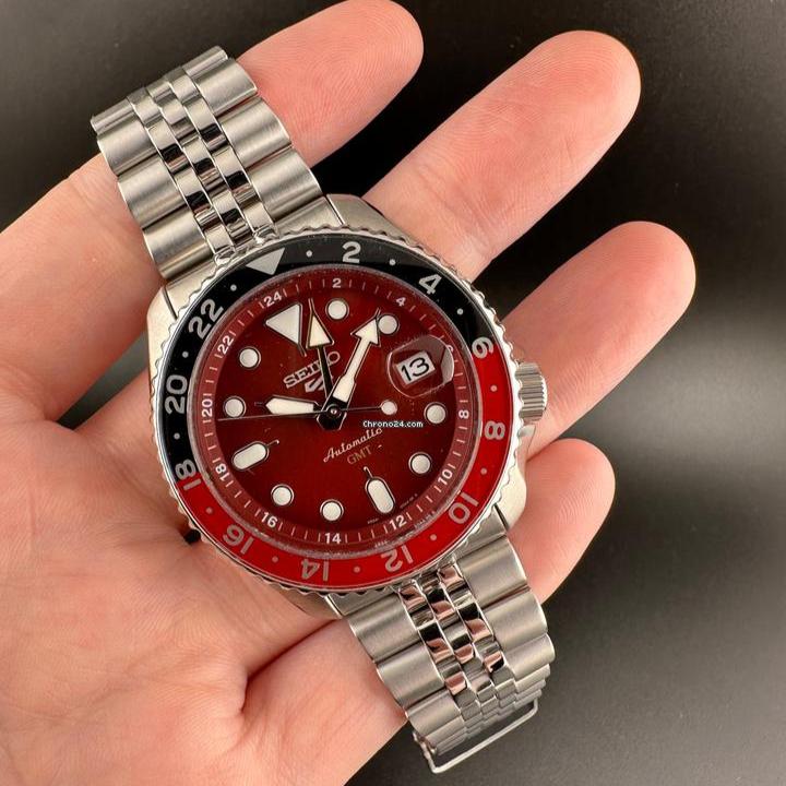 Seiko 5 Sports Thong Sia Limited Edition Red Dial Silver Steel Strap Watch For Men - SSK031K1 wholesalehk.shop