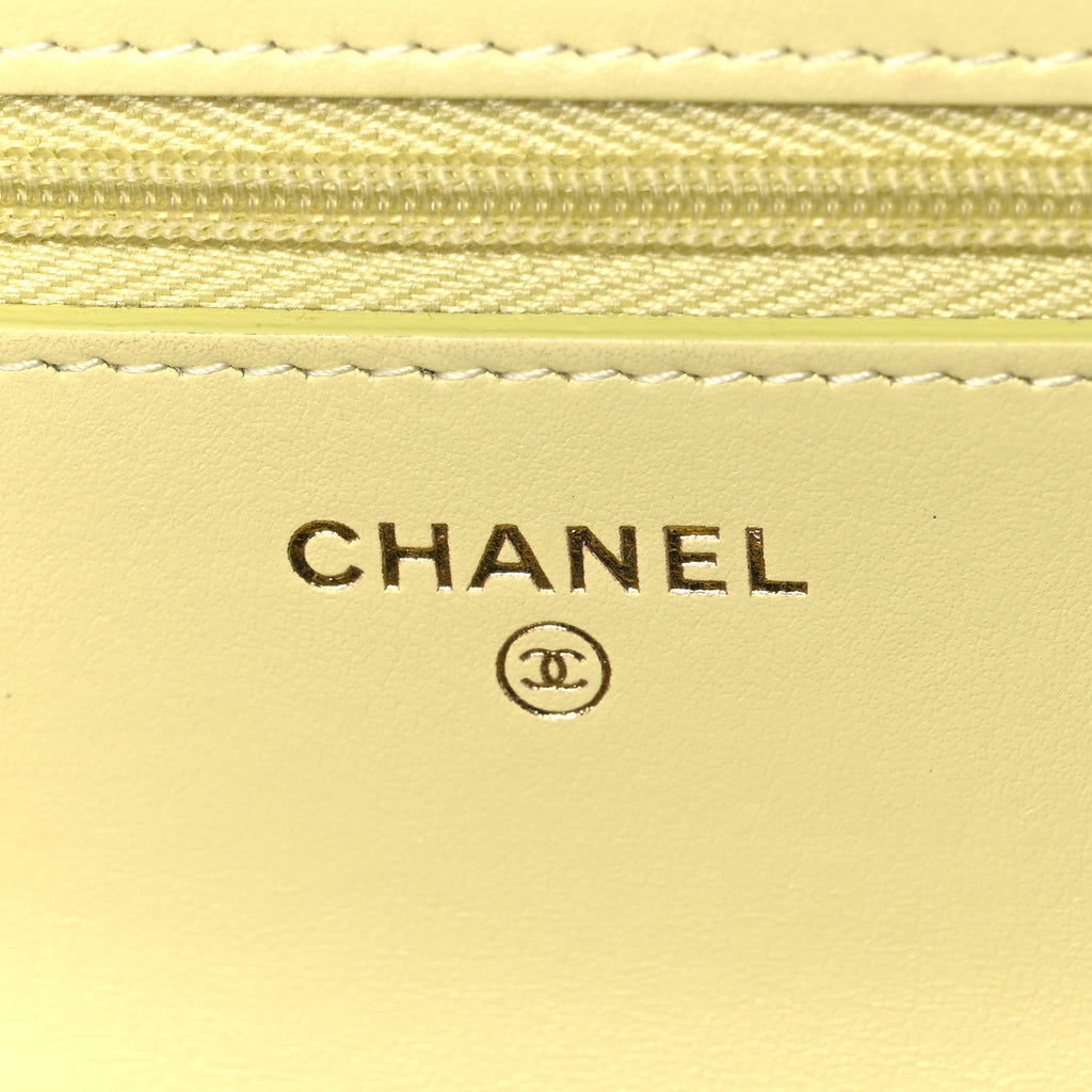 Caviar Quilted CC Turn Lock Wallet On Chain WOC Light Green wholesalehk.shop