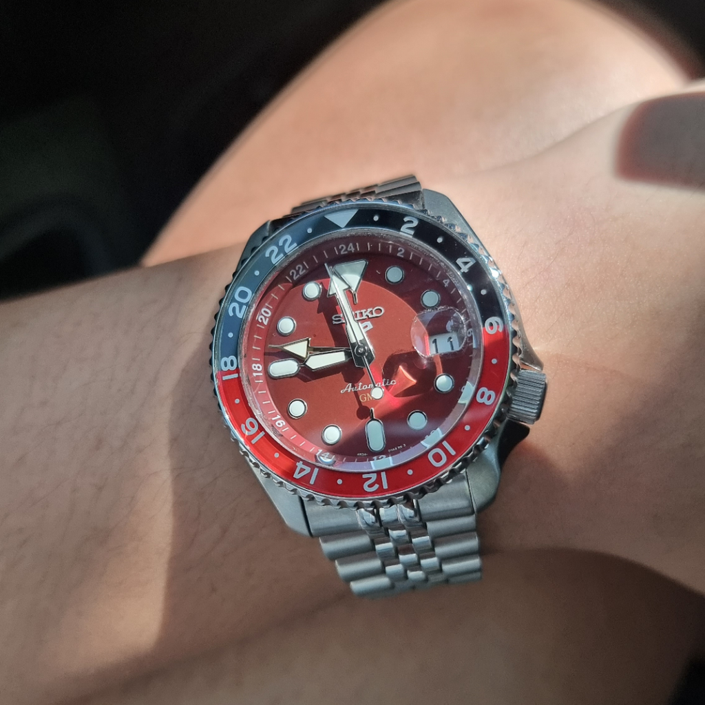 Seiko 5 Sports Thong Sia Limited Edition Red Dial Silver Steel Strap Watch For Men - SSK031K1 wholesalehk.shop