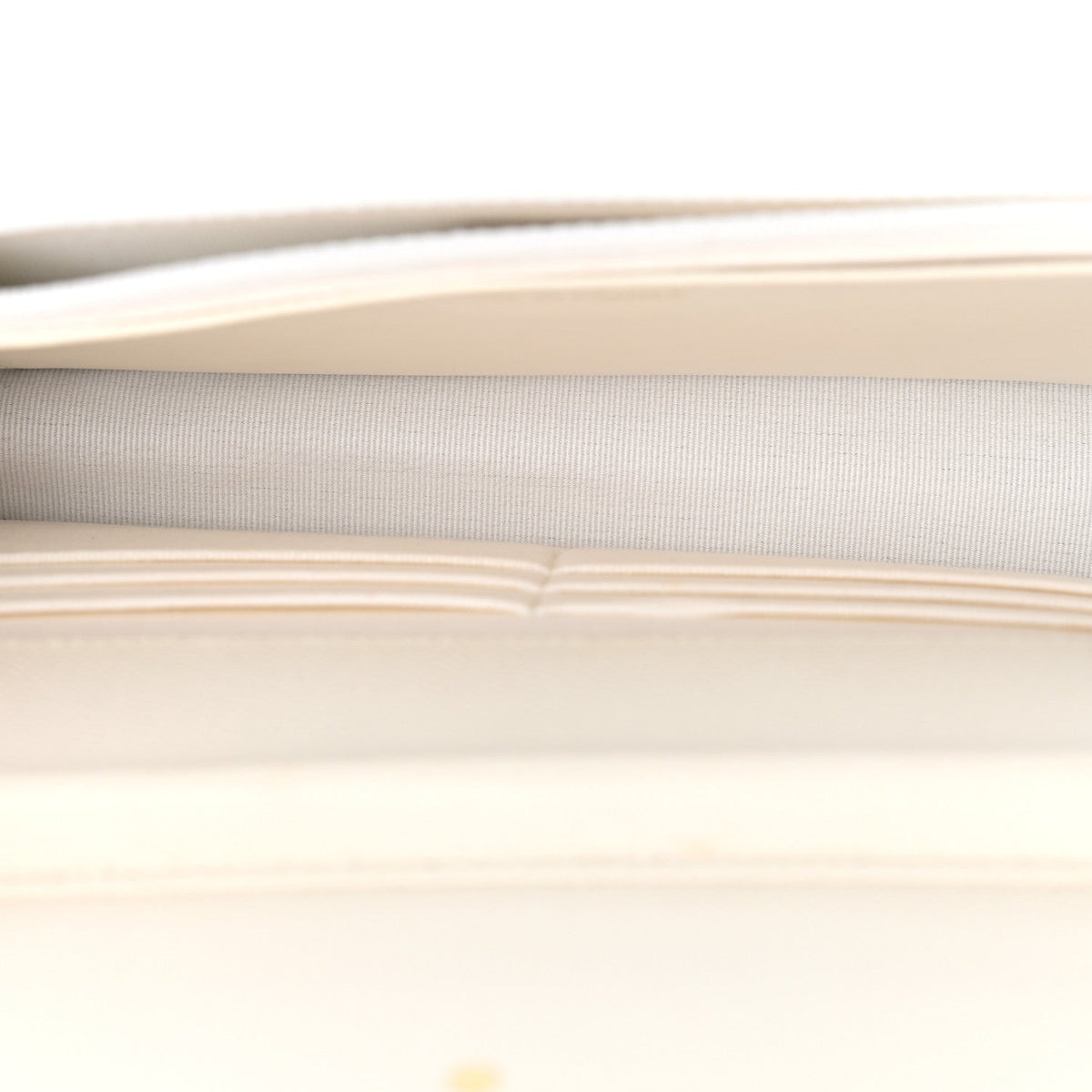 Caviar Quilted Wallet on Chain WOC White wholesalehk.shop