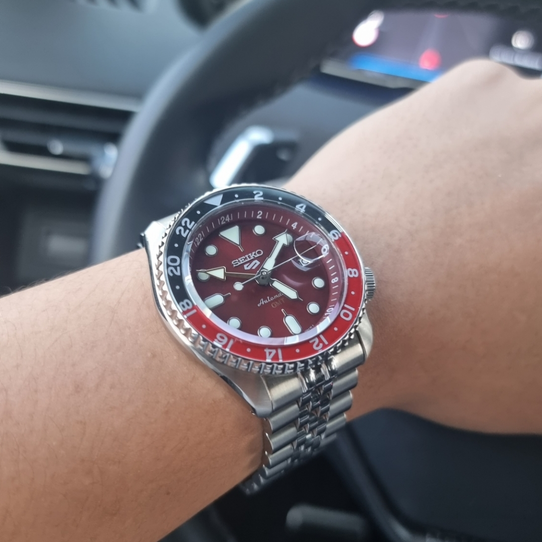 Seiko 5 Sports Thong Sia Limited Edition Red Dial Silver Steel Strap Watch For Men - SSK031K1 wholesalehk.shop