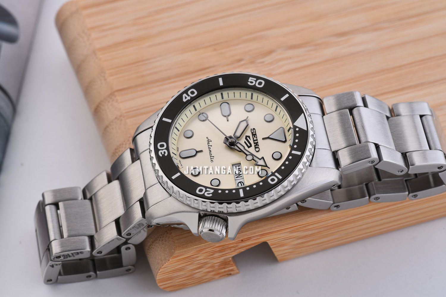 Seiko 5 Sports SKX Automatic Cream Dial Silver Steel Strap Watch For Men - SRPK31K1 wholesalehk.shop