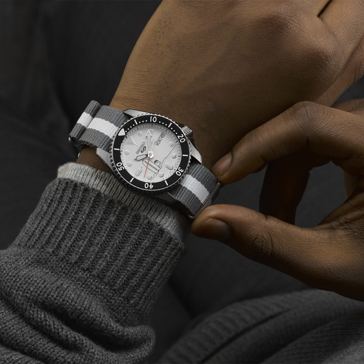 Seiko 5 Sports x Peanuts Surfboard Snoopy Limited Edition White Dial Two Tone NATO Strap Watch For Men - SRPK25K1 wholesalehk.shop