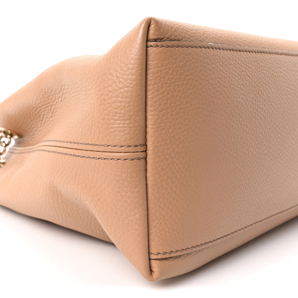 Pebbled Calfskin Medium Soho Chain Shoulder Bag Camelia wholesalehk.shop
