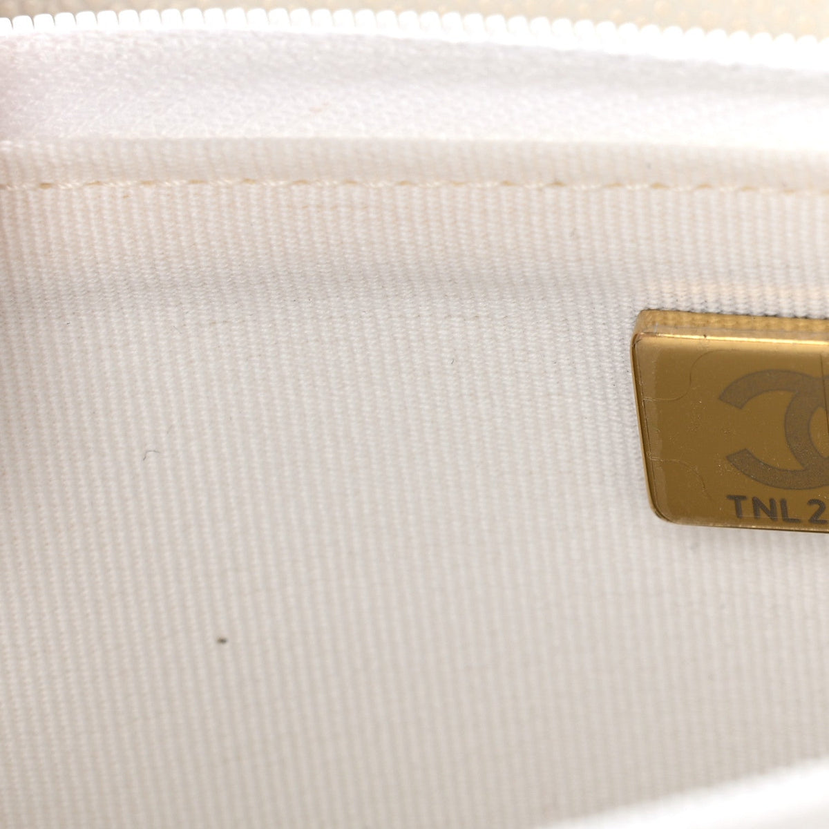 Caviar Quilted Wallet on Chain WOC White wholesalehk.shop