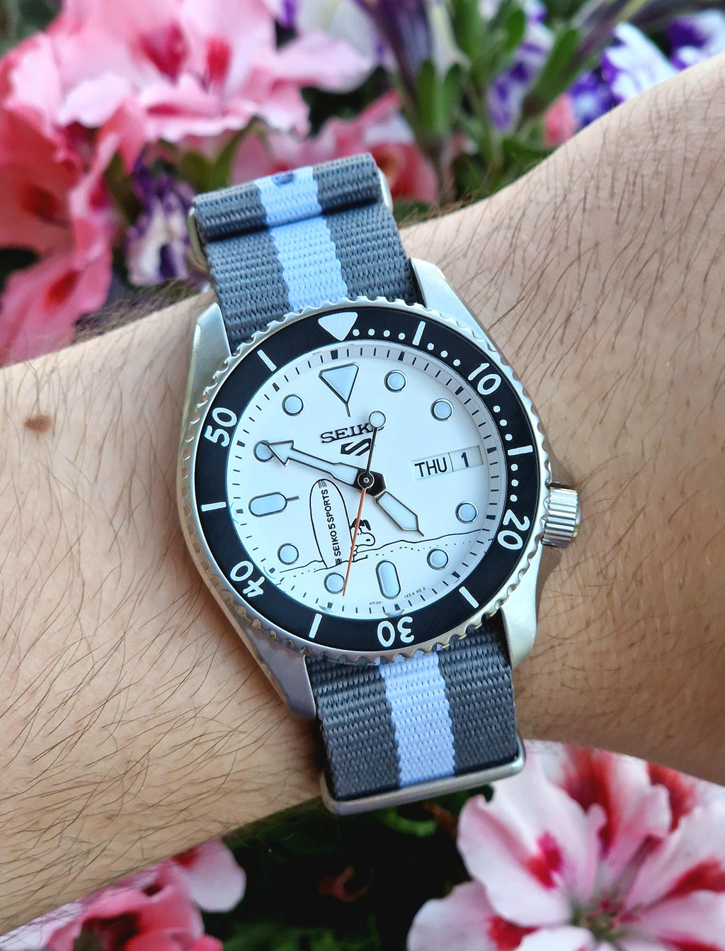Seiko 5 Sports x Peanuts Surfboard Snoopy Limited Edition White Dial Two Tone NATO Strap Watch For Men - SRPK25K1 wholesalehk.shop