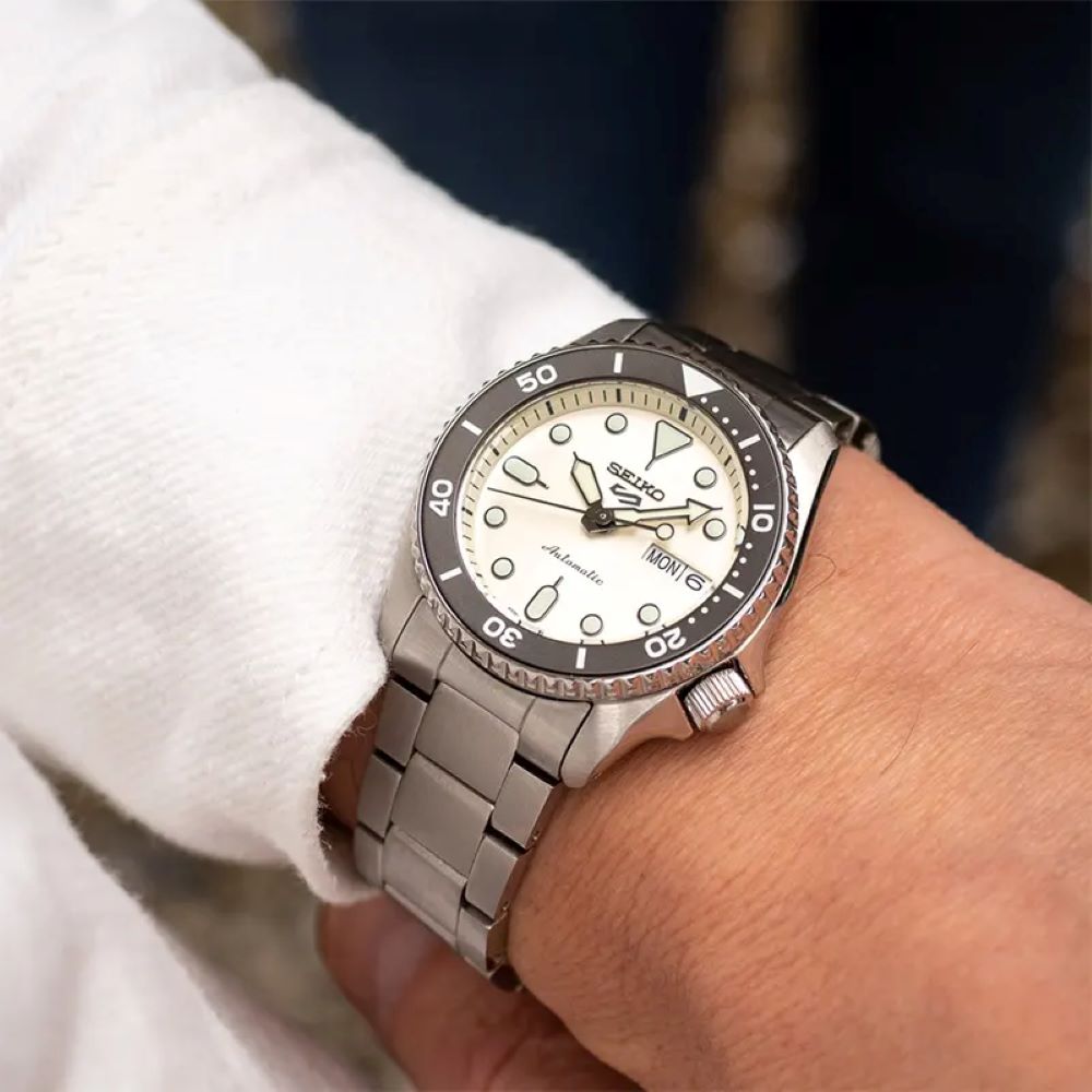 Seiko 5 Sports SKX Automatic Cream Dial Silver Steel Strap Watch For Men - SRPK31K1 wholesalehk.shop