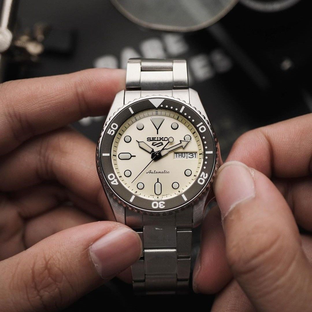 Seiko 5 Sports SKX Automatic Cream Dial Silver Steel Strap Watch For Men - SRPK31K1 wholesalehk.shop